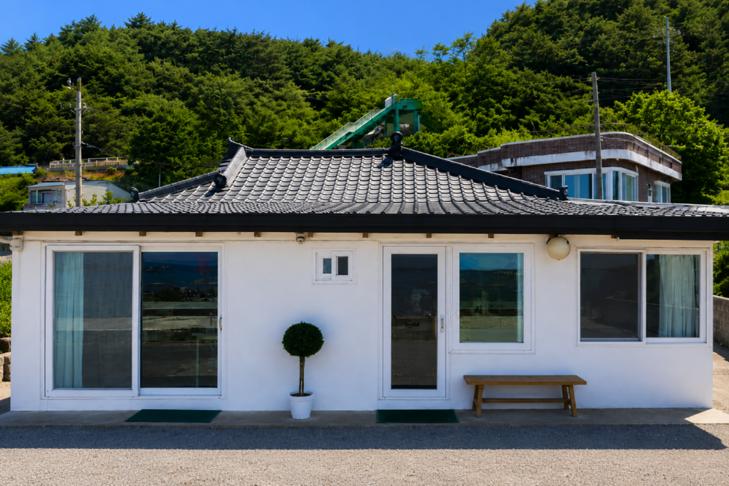 양양 광진해변 바다 바로 앞에 위치한 전통 감성 슈퍼민박 외관